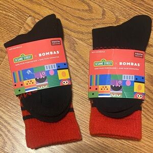 2 PAIRS BRAND NEW ELMO SESAME STREET BOMBAS SOCKS YOUTH SEAMLESS TOE